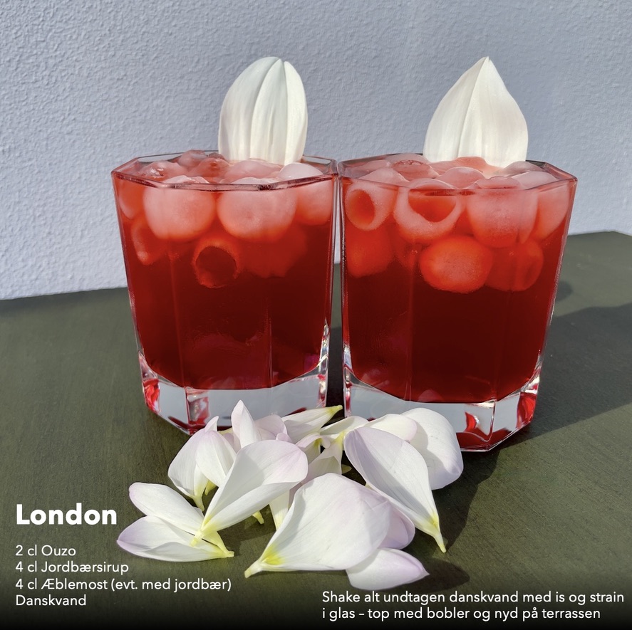 Spiselige blomster
Nem drinksopskrift med ouzo - cocktail opskrift - cocktail pyntet med spiselige blomster