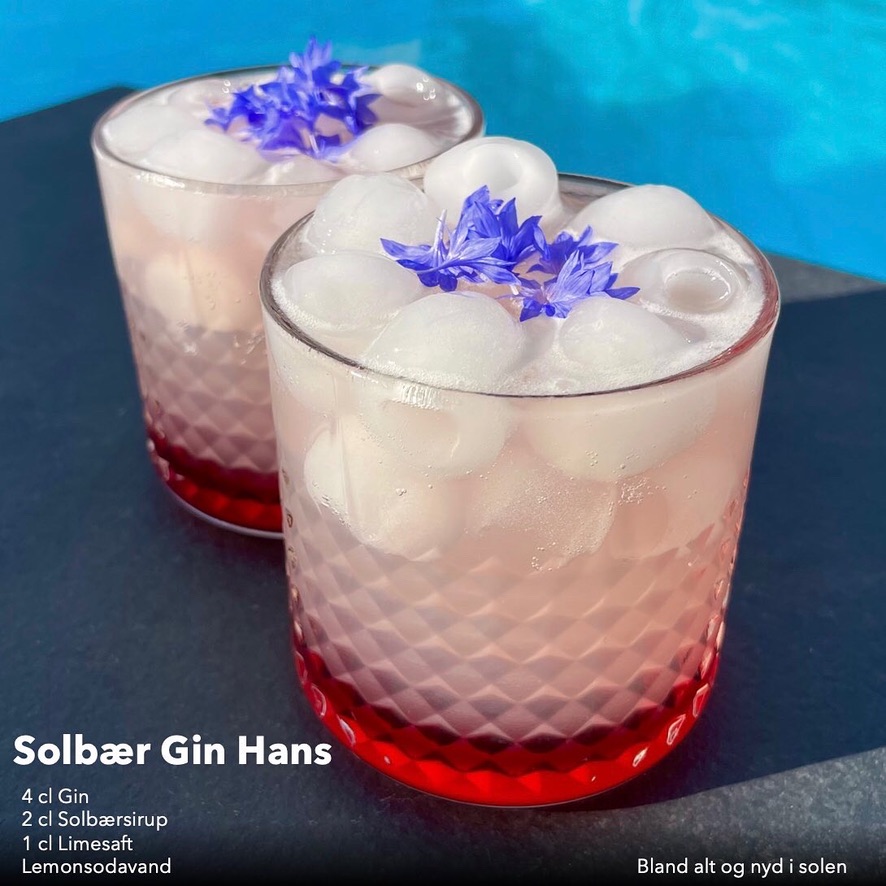 velkomstdrink - cocktail pyntet med spiselige blomster